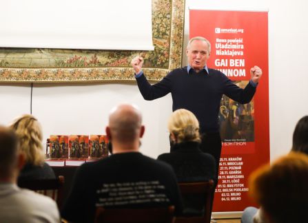 Uładzimir Niaklajeu  recytuje publiczności fragmenty swojej twórczości